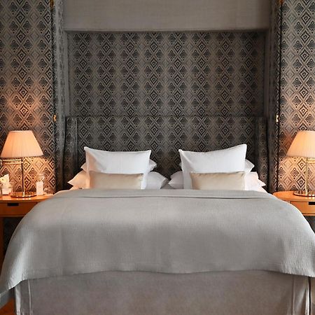 Hotel Diplomat Stockholm Kültér fotó A bed with a headboard