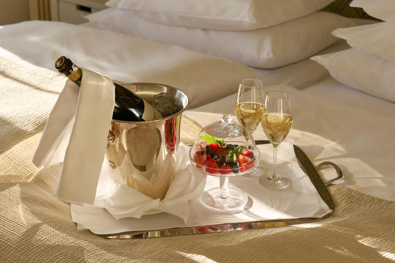Hotel Diplomat Stockholm Kültér fotó Room service