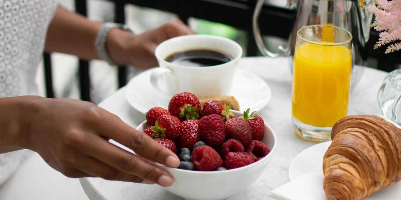 Hotel Diplomat Stockholm Kültér fotó A breakfast with fruit