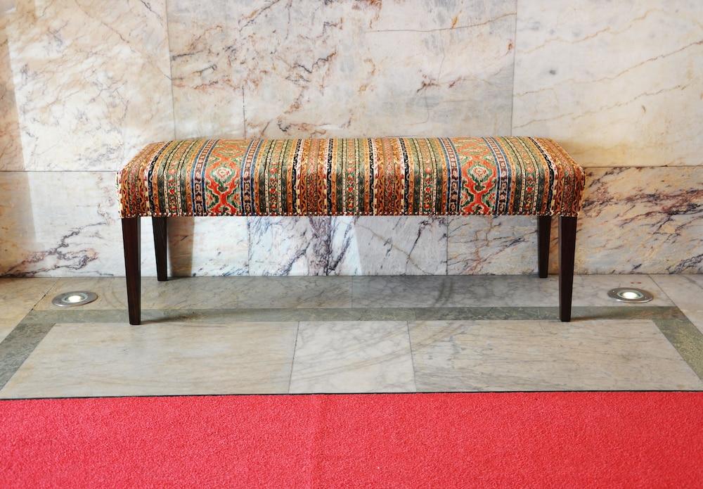 Hotel Diplomat Stockholm Kültér fotó A bench in the lobby of the National Museum of the United States Army
