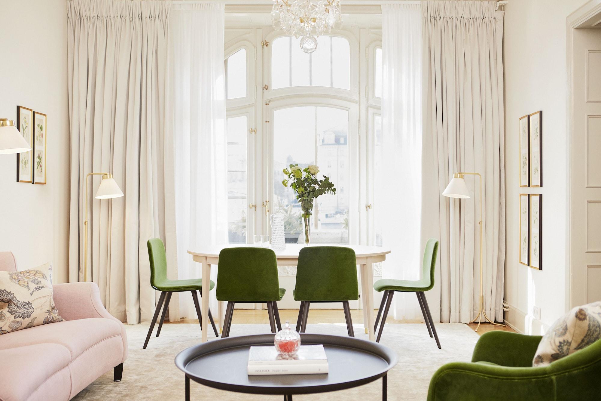 Hotel Diplomat Stockholm Kültér fotó A living room with curtains