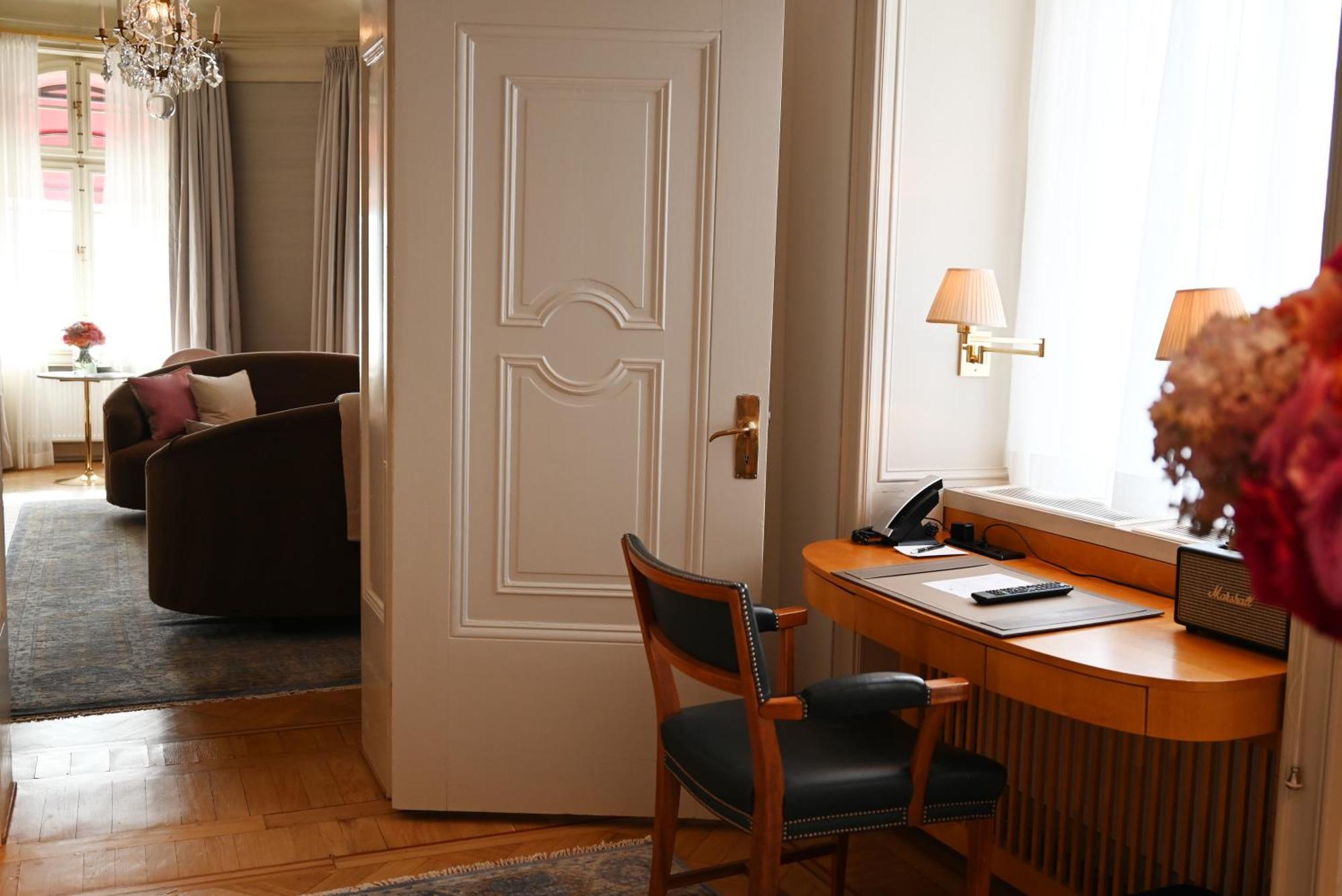 Hotel Diplomat Stockholm Kültér fotó A door in a hotel room