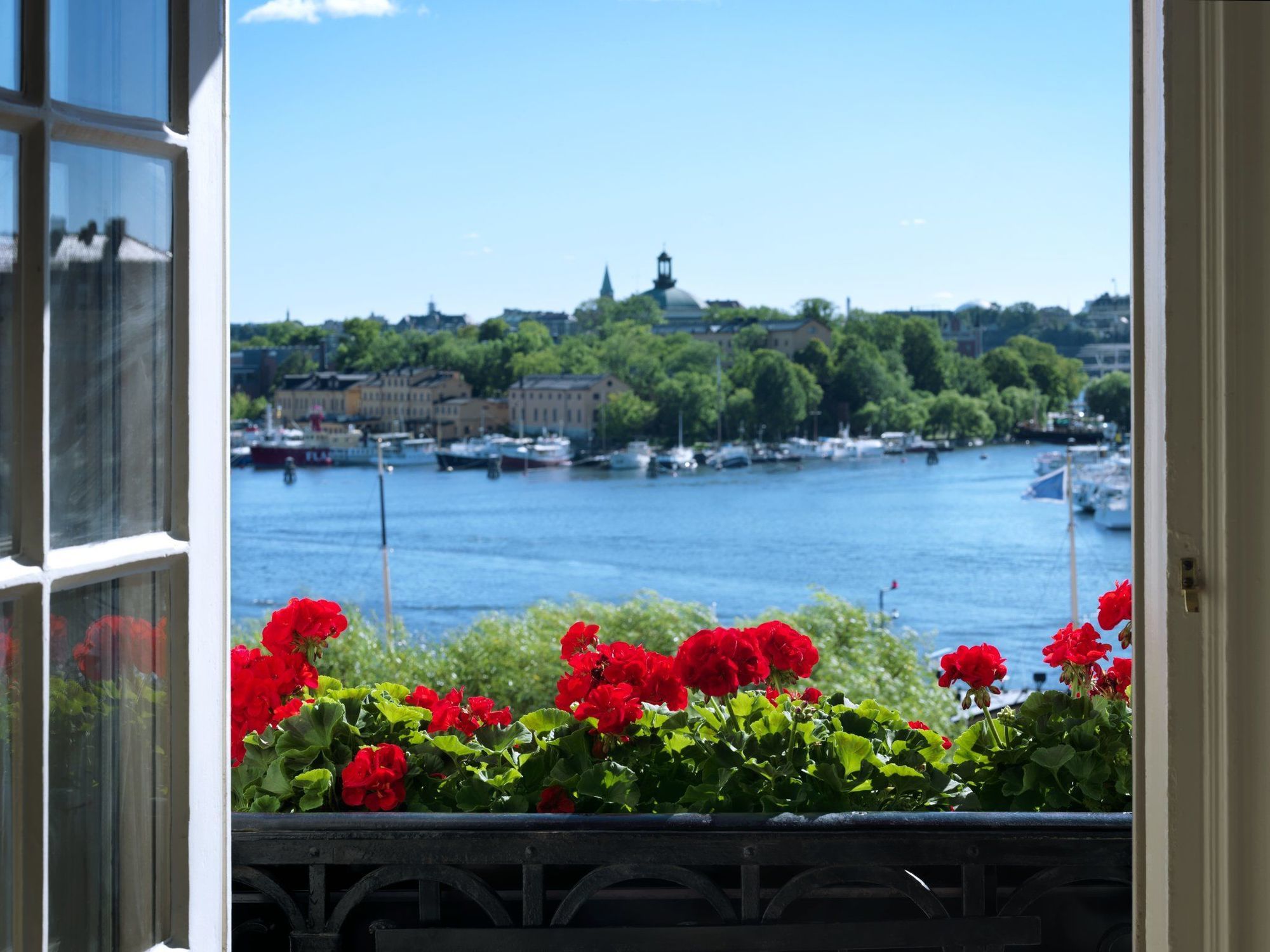 Hotel Diplomat Stockholm Kültér fotó View of the harbour from the hotel